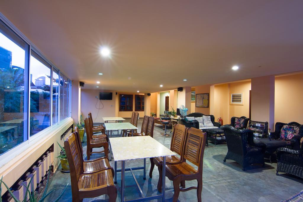 G Eleven Hotel Phnom Penh Exterior foto