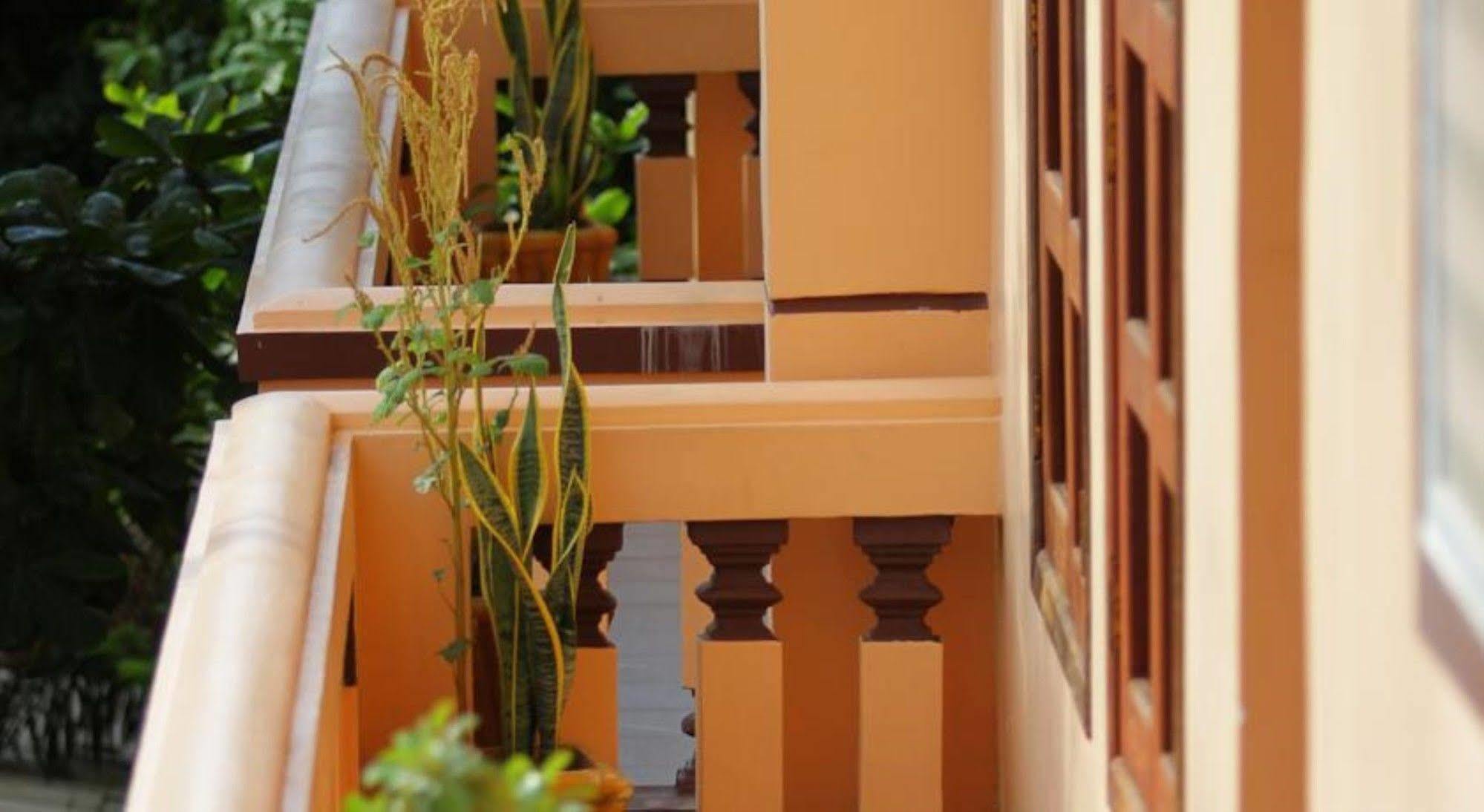 G Eleven Hotel Phnom Penh Exterior foto